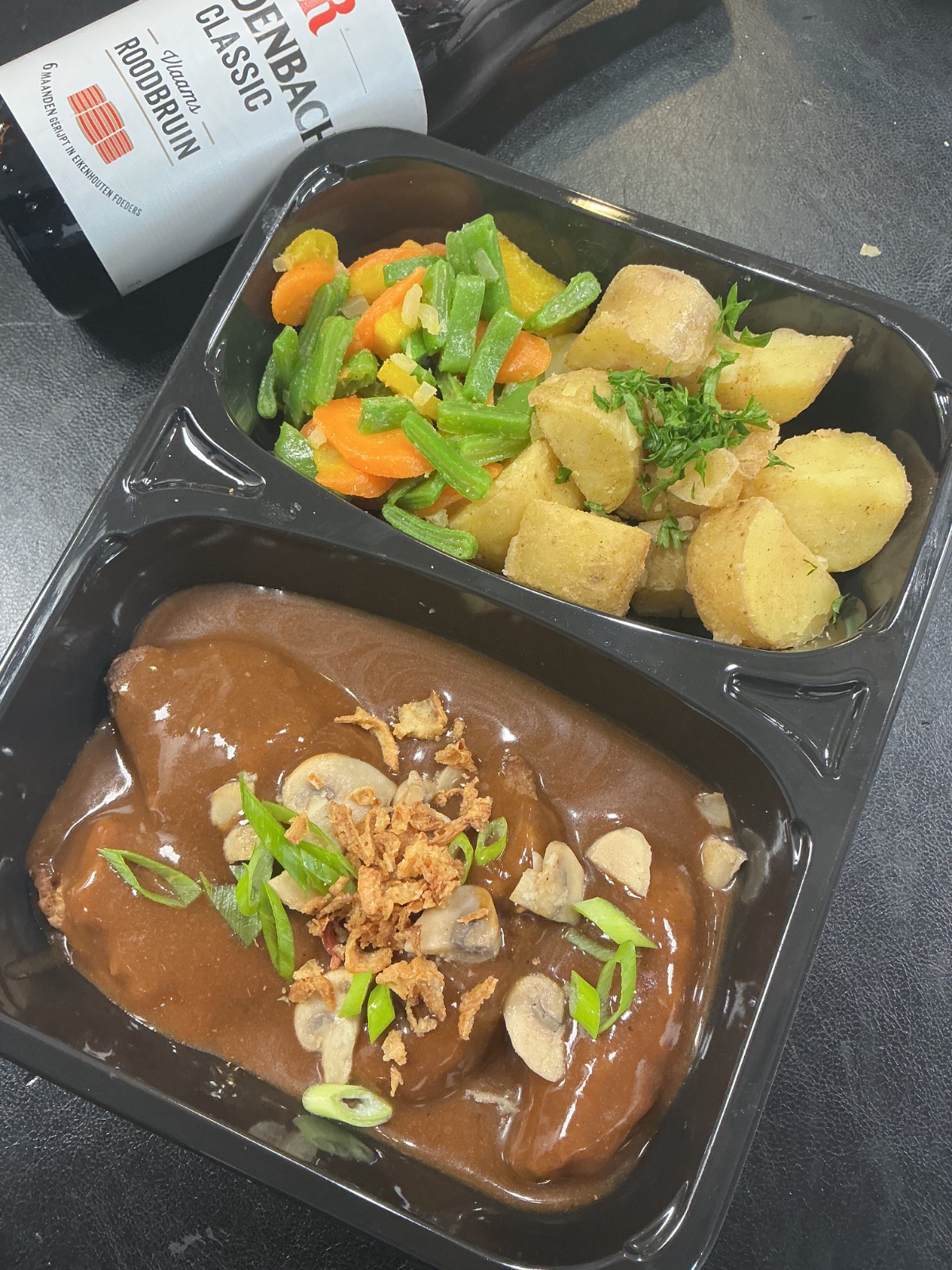 Varkenswangen met Rodenach en rozemarijn aardappeltjes