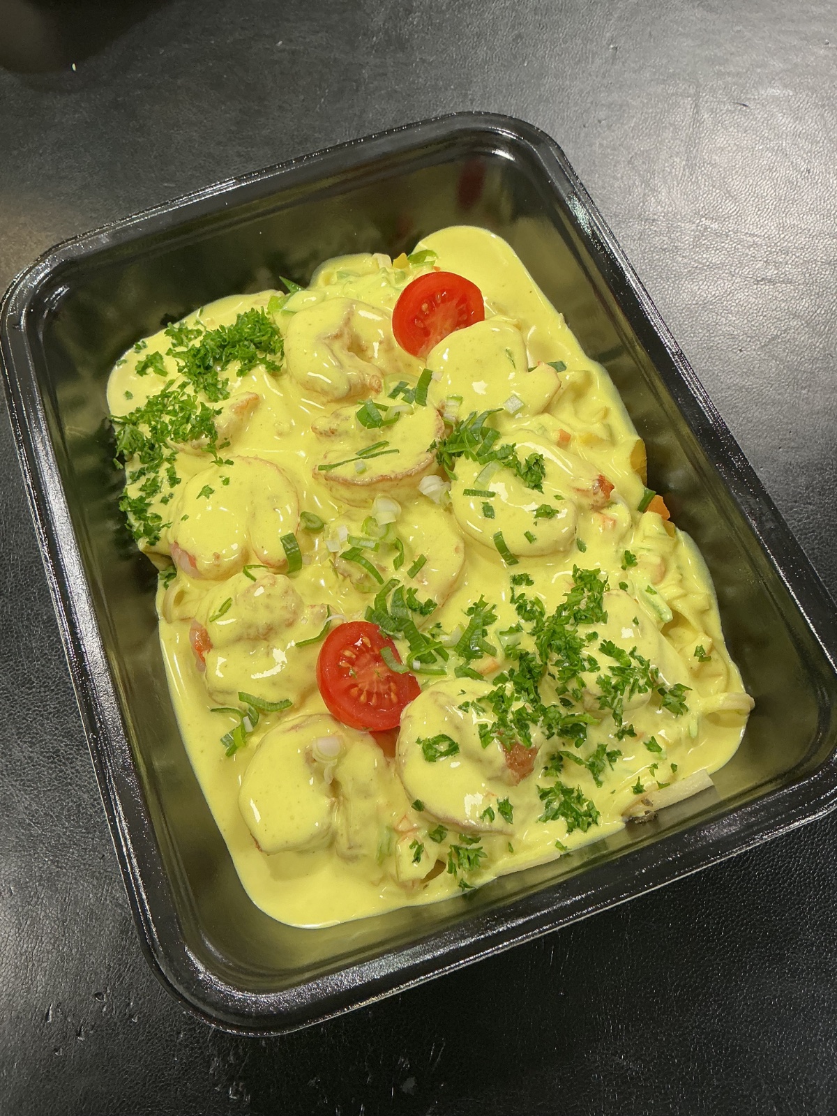 Pasta Scampi met fijne groenten en currysaus