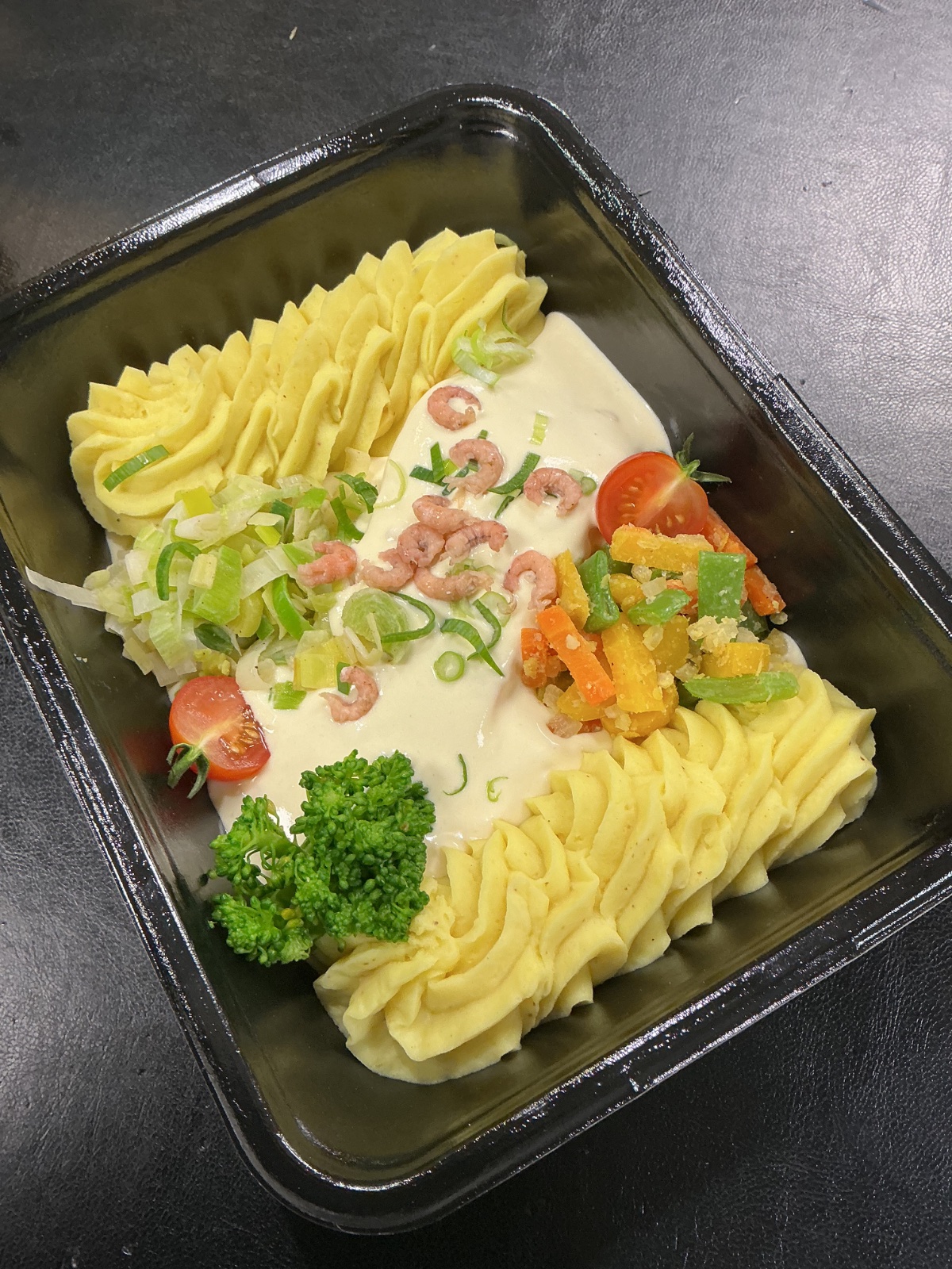 Zalmfilet met witte wijn saus, prei en puree
